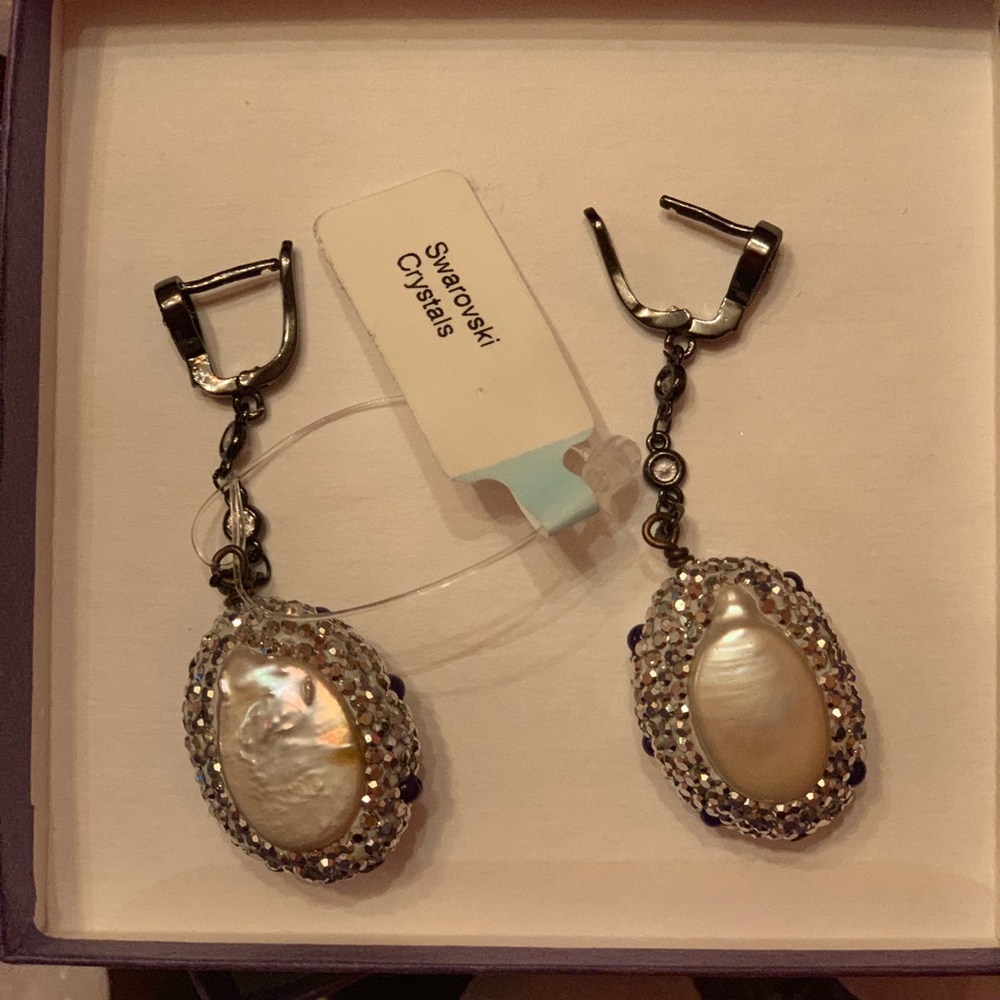 Gorgeous brand new mother pearl earrings